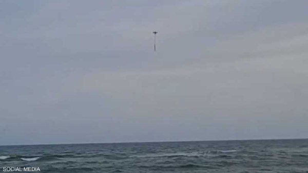 مالقصة؟.. مشاهد تحبس الأنفاس لإنقاذ طفلة تصارع الأمواج بطائرة مسيرة