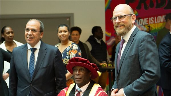 رئيس الجامعة البريطانية في مصر يشارك في حفل تنصيب الرئيس الشرفي لجامعة شيفيلد هالام