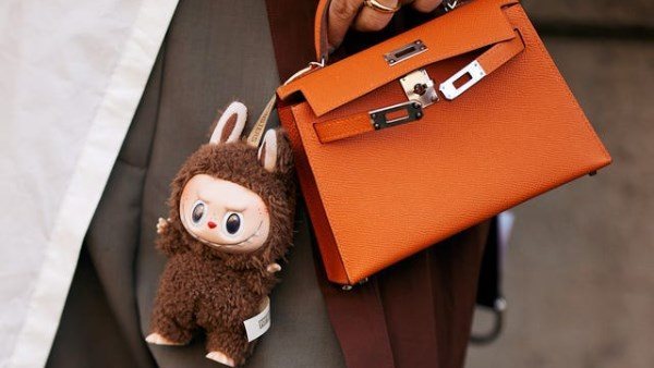 ما قصة لابوبو؟.. حكاية دمية بملامح غريبة تأسر قلوب المشاهير وتغزو عالم الموضة