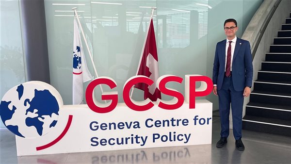 بالصور.. جامعة الجلالة تعلن مشاركة أحد طلابها في مؤتمر دولي للأمم المتحدة بجنيف