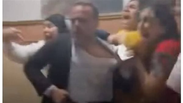 كان بيدافع عن مراته وولاده...تفاصيل مثيرة في اعتداء عاملات بيوتي سنتر على محامي بالمحلة | شاهد
