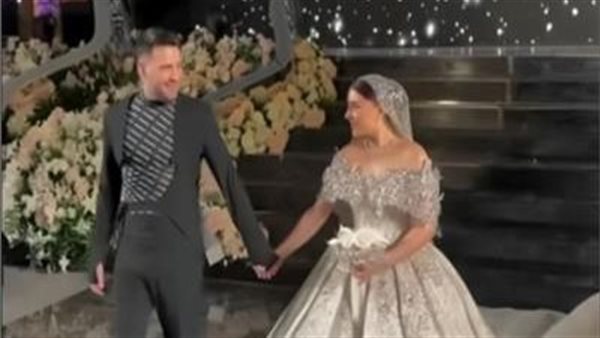  مشادة بينهم بسبب الفستان.. إطلالة زوجة مسلم تثير الجدل | شاهد