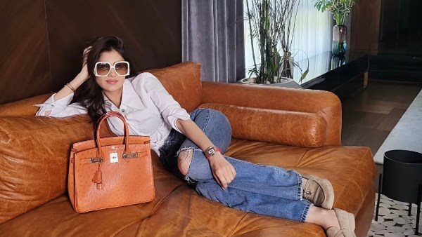  فستان غريب.. مي عمر تثير الجدل بهذه الإطلالة | شاهد