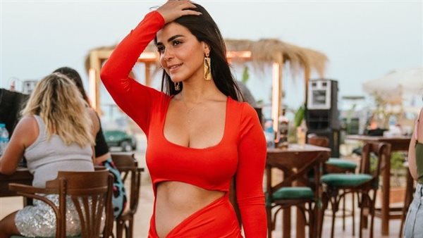 فستان جريء.. رانيا منصور تثير الجدل بإطلالة جديدة | شاهد 