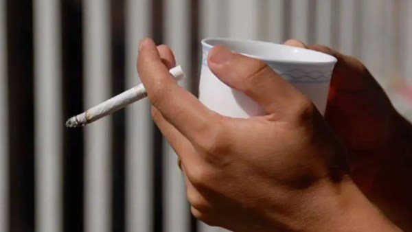  مفاجأة صادمة.. ماذا يحدث للجسم عند تدخين السجائر مع شرب الشاي؟ 