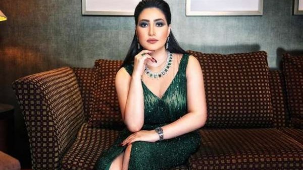 فستان مجسم.. بوسي تثير ضجة بهذه الإطلالة | شاهد