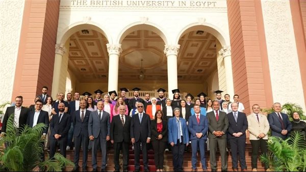 الجامعة البريطانية تحتفل بتخرج الدفعة الثانية من برنامج زمالة زراعة الأسنان بالتعاون مع جامعة شيفيلد
