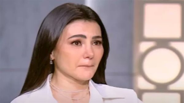 لهذا السبب.. دينا فؤاد تدخل في نوبة بكاء على الهواء | فيديو