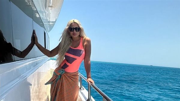 فستان قصير.. مي حلمي تثير الجدل بإطلالة جريئة | شاهد