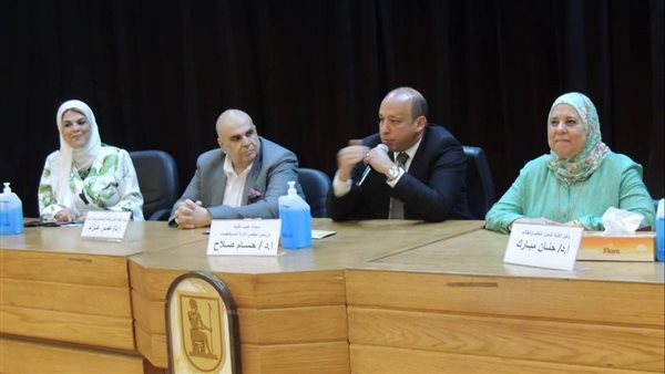 طلاب طب قصر العيني يناقشون التحرش الإلكتروني في اليوم العلمي الثالث (صور)