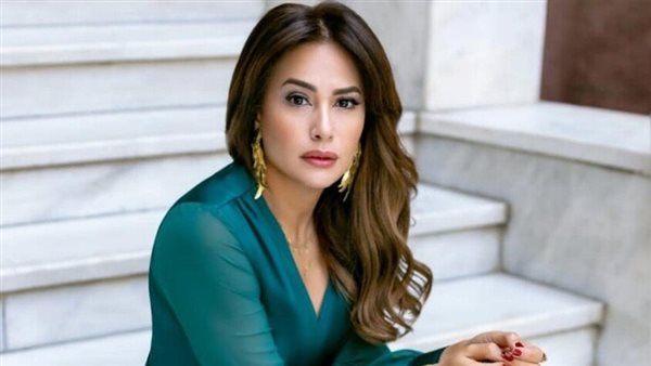 استقيموا يرحمكم الله..كيف دافع نجوم الفن عن هند صبري بعد مطالبات ترحيلها من مصر؟ 