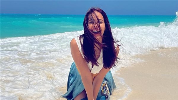  كاجوال لافت.. رنا سماحة تثير ضجة بهذه الإطلالة | شاهد