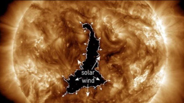  عاصفة شمسية اتجاه الأرض.. قصة ثقب يهدد الكوكب 
