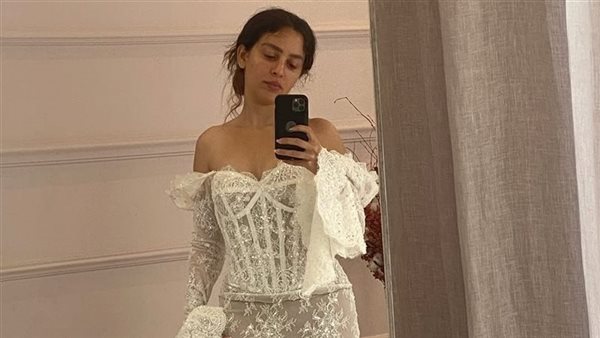  تصميم غريب.. جميلة عوض تخطف الأنظار بإطلالة جديدة | شاهد