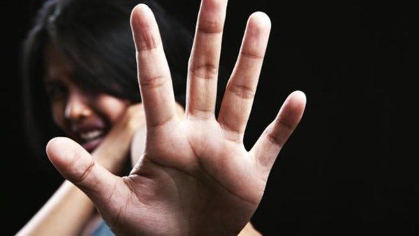  قلعوها الحجاب وضربوها.. التفاصيل الكاملة لاستغاثة سيدة بعد تعرضها لاعتداء داخل محل شهير بالقاهرة 