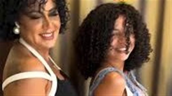 فولة واتقسمت نصين.. رانيا يوسف تثير ضجة بإطلالة جريئة مع ابنتها | شاهد