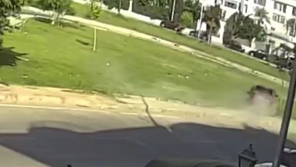 أطاحت بهم بسيارتها.. سيدة تدهس أسرة كاملة داخل حديقة بحي النرجس في التجمع | شاهد