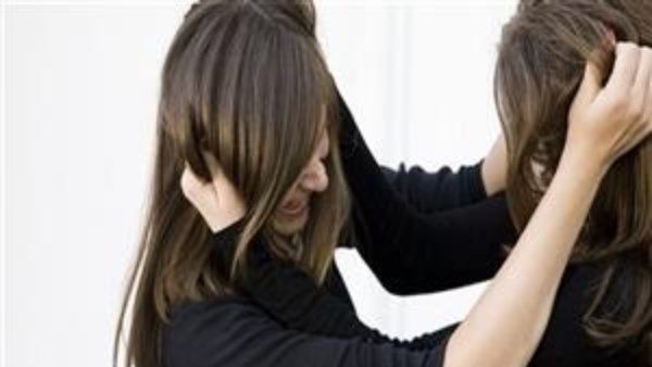  الراجل ومراته ضربوا البنت.. فستان سهرة يشعل حي السلام بخناقة عنيفة 