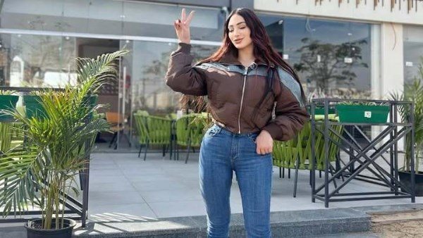 خصر منحوت.. زوجة عصام صاصا تثير الجدل بعد عمليات التجميل | شاهد 