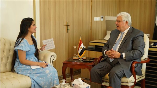 وزير التعليم العالي يستعرض آليات عمل الوزارة في حوار صحفي مع طالبة بـ