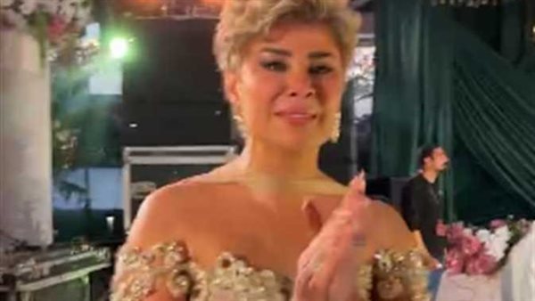 دموع الفرح.. لحظات مؤثرة من حفل زفاف منة الشاطر ابنة مفيدة شيحة | شاهد