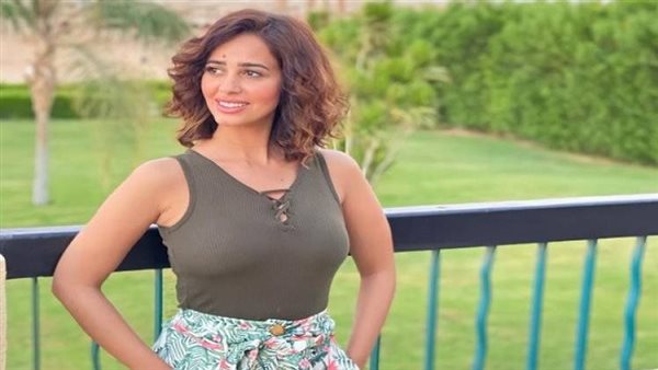  بفستان جريء.. رنا سماحة تثير الجدل بإطلالة جديدة | شاهد 