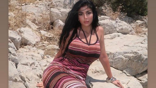 فستان أحمر جريء.. كارولين عزمي تثير ضجة بهذه الإطلالة | شاهد 