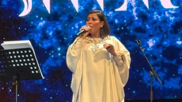  لابسة جلابية البيت..تعليق صادم من ناقد موضة على فستان شيرين عبدالوهاب | شاهد