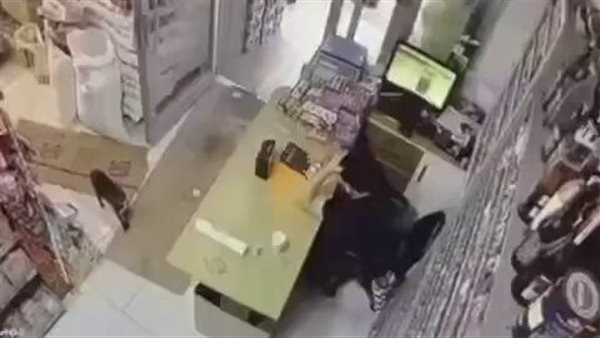 خرج خائفًا قبل معرفة السبب الحقيقي..لحظات فزع صاحب بقالة رأى صندوقًا يتحرك بـ«قوة غير مرئية» | فيديو