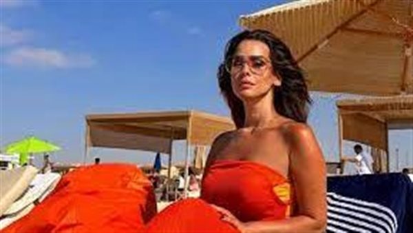 مايوه فوشيا.. إيمان العاصي تثير ضجة بإطلالة جريئة | شاهد