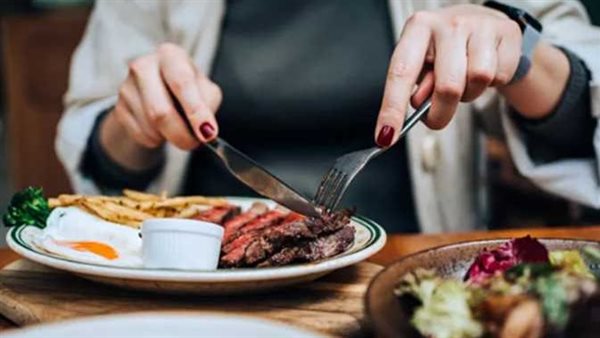 دراسة تكشف مخاطر تأخير تناولها..ما هو الوقت المثالي لوجبة العشاء؟