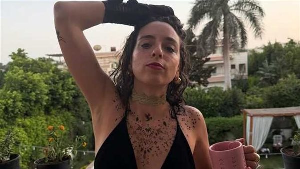 راحت فين البراءة؟..سارة عبدالرحمن تثير الجدل وتغطي جسدها بـ«الحنة» | شاهد