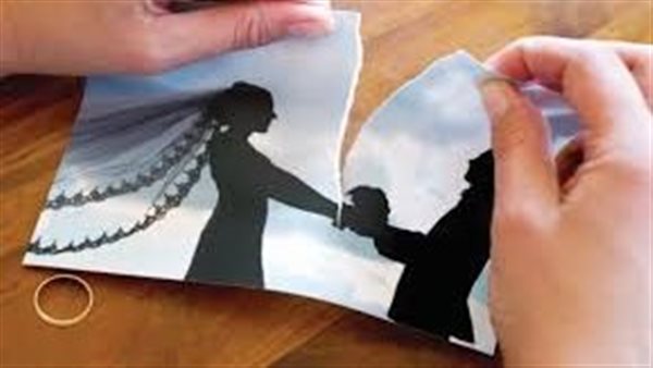 عملتلي عمل وخبّته في كيس المخدة..طارق يطلب تطليق زوجته في محكمة الأسرة