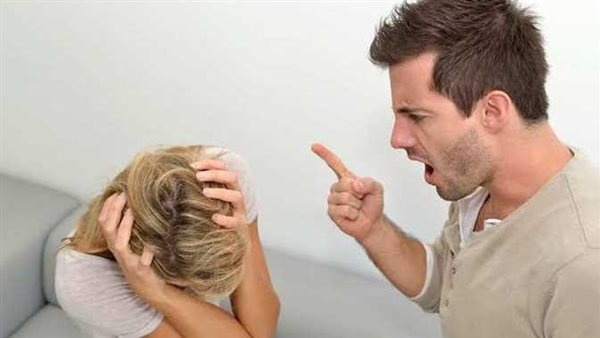 افردي وشك.. 10 جمل مستفزة يقولها الزوج لزوجته لحماية غروره الهش