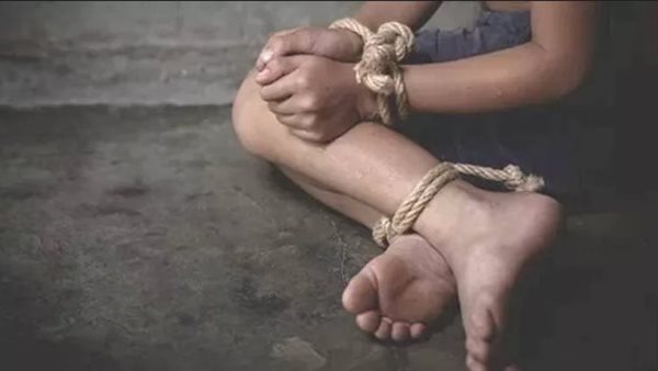 قيده وحرمه من الطعام حتى الموت.. تفاصيل صادمة في مقتل طفل على يد والده بالفيوم