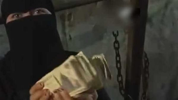 عملتهم في شهر.. فيديو متداول لسيدة تزعم جمع 100 ألف جنيه من التسول أمام مسجد | شاهد