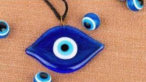 داعية تجيب.. هل ارتداء الخرزة الزرقاء يدخل في باب الشرك الأصغر؟ | فيديو