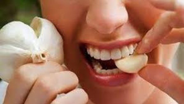  لن تصدق..ماذا يحدث لجسمك عند تناول فص ثوم على الريق يوميًا ؟