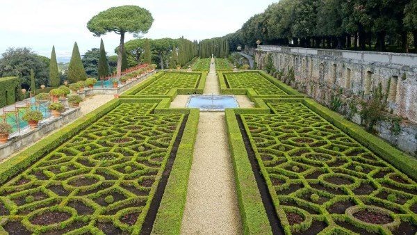  غرفة انتظار الجنة.. أين يقضي بابا الفاتيكان صيفه؟ 