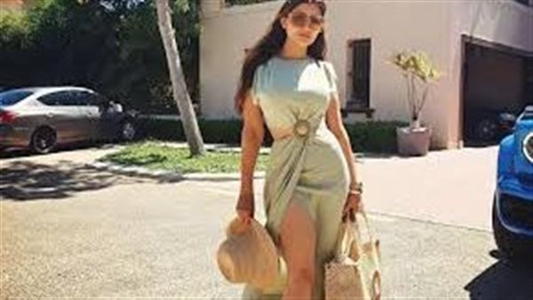  بملابس كاجوال.. مي عمر تخطف الأنظار بإطلالة جديدة مع زوجها | شاهد 