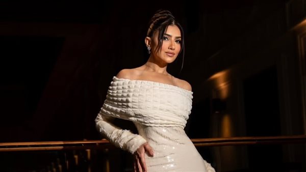 من سيارتها.. مي عمر تثير ضجة بهذه الإطلالة | شاهد