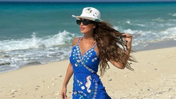 كاش مايوه أزرق جريء.. مي سليم تشعل الساحل الشمالي بإطلالة صيفية | شاهد