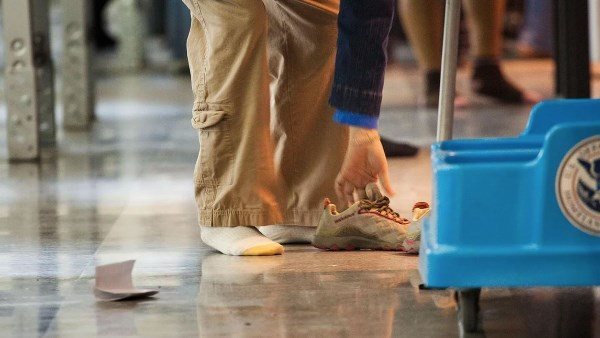  التخلي عنها بعد 20 عاما.. قصة خلع الأحذية في هذه المطارات 