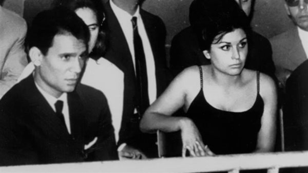  خطفت نور الشريف.. فنانة شهيرة تطلق قذائفها وتحسم جدل زواج العندليب والسندريلا