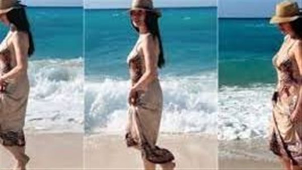 جمبسوت شورت ملون..نرمين الفقي تستعرض رشاقتها على البحر | شاهد