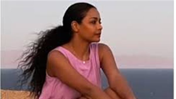 بالأسود القصير.. أسماء أبو اليزيد تثير الجدل بظهورها الأخير رفقة زوجها | شاهد