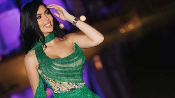  قوام رشيق.. كارولين عزمي تخطف الأنظار بفستان مخطط | شاهد