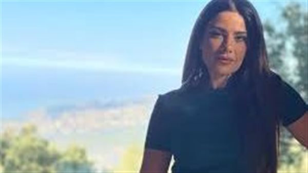 فستان قصير.. صبا مبارك تثير ضجة بأحدث جلسة تصوير | شاهد