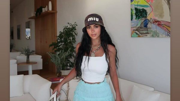 ملابس لافتة.. كارولين عزمي تخطف الأنظار بإطلالة جديدة | شاهد 