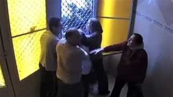 استغلوا غياب الرجال وضربونا.. سيدة مدخل عقار المنصورة تروي تفاصيل الواقعة التي أثارت الجدل